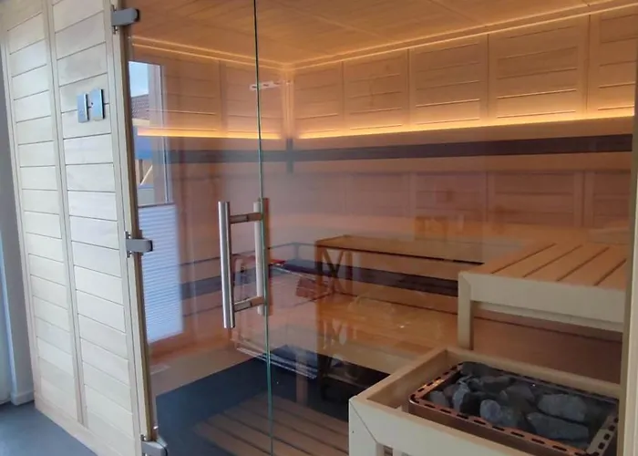 Wildrose Mit Sauna Und Beachfussballplatz Semesterbostad Rheinsberg